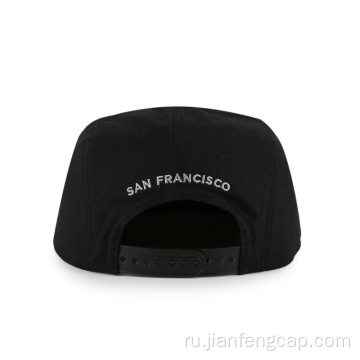 черная шляпа в стиле милитари с несколькими панелями и плоской вышивкой